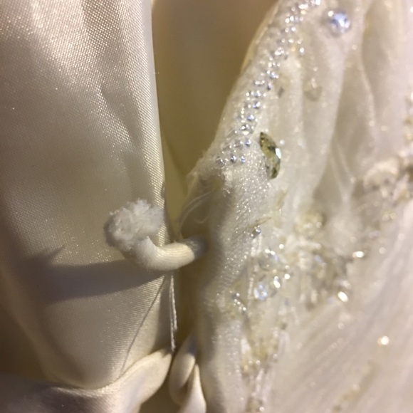 Formal gown/prom/semi formal/gala/wedding - Picture 6 of 8